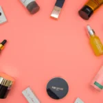 Frascos de produtos de cuidados com a pele sobre fundo rosa