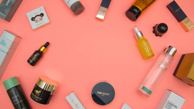 Frascos de produtos de cuidados com a pele sobre fundo rosa