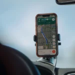 Celular com GPS preso em um suporte no painel do carro