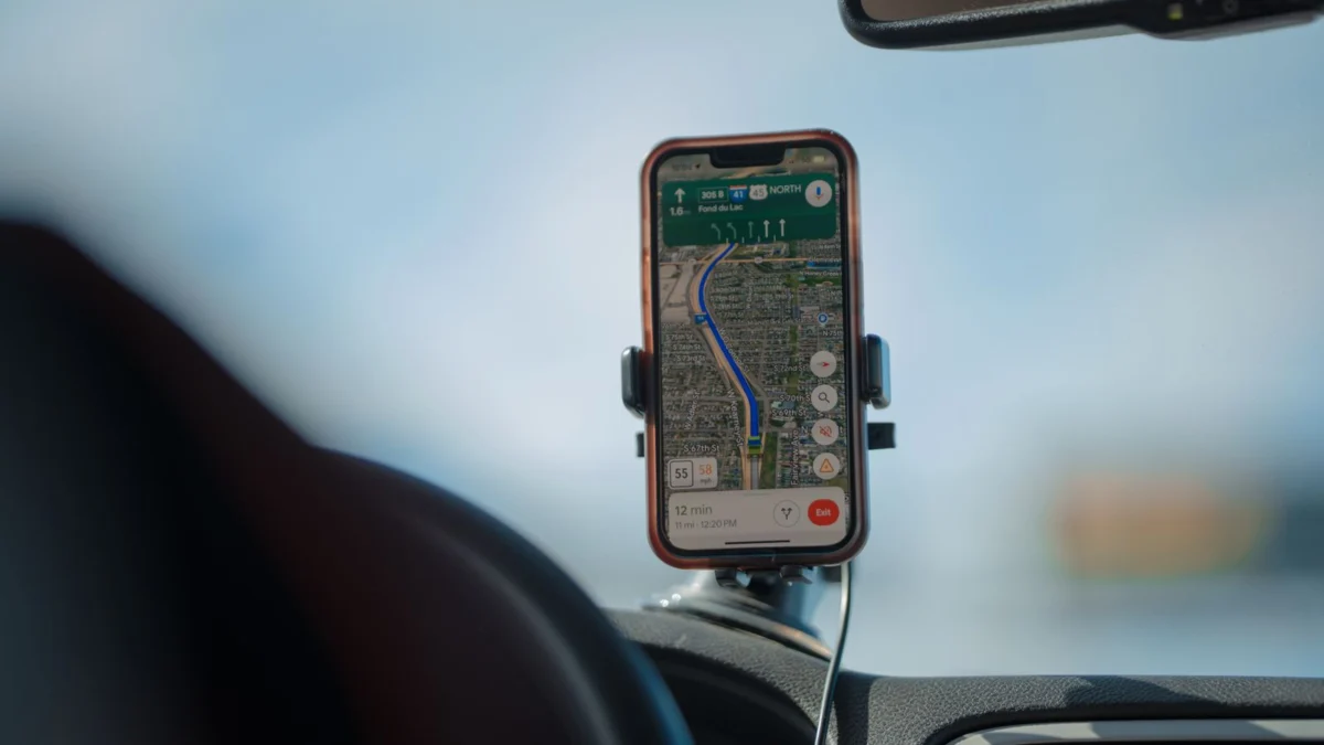 Celular com GPS preso em um suporte no painel do carro
