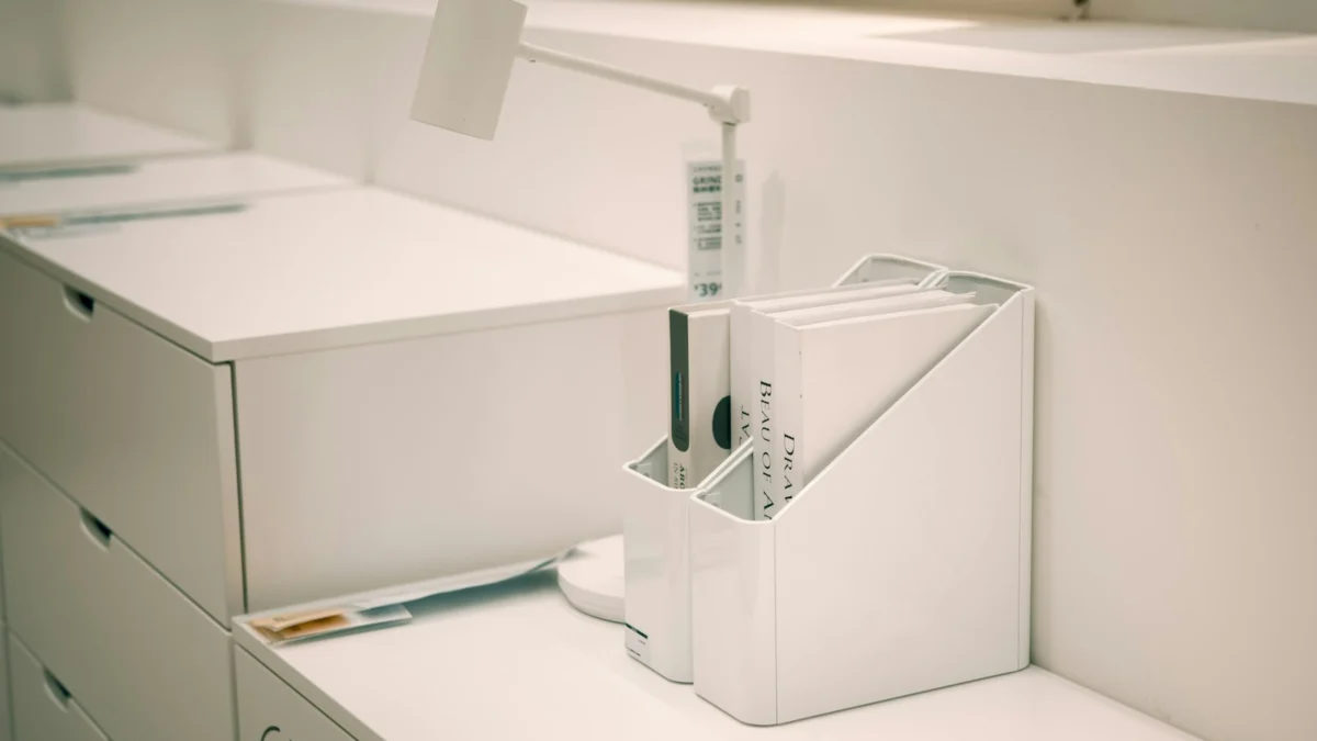 Organizador branco de mesa com pastas e papéis