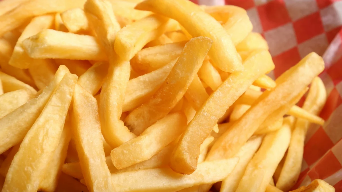 Cesta com batatas fritas douradas