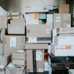 Caixas de papelão empilhadas dentro de uma van de entrega