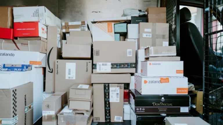 Caixas de papelão empilhadas dentro de uma van de entrega