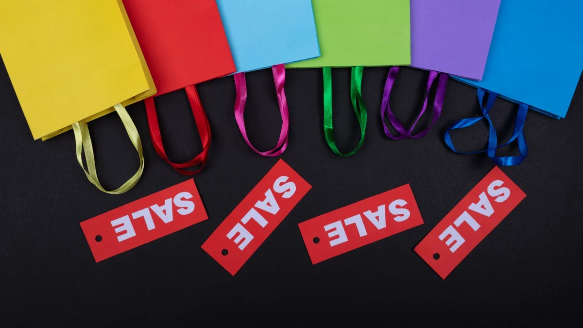 Sacolas de compras com etiquetas de promoção