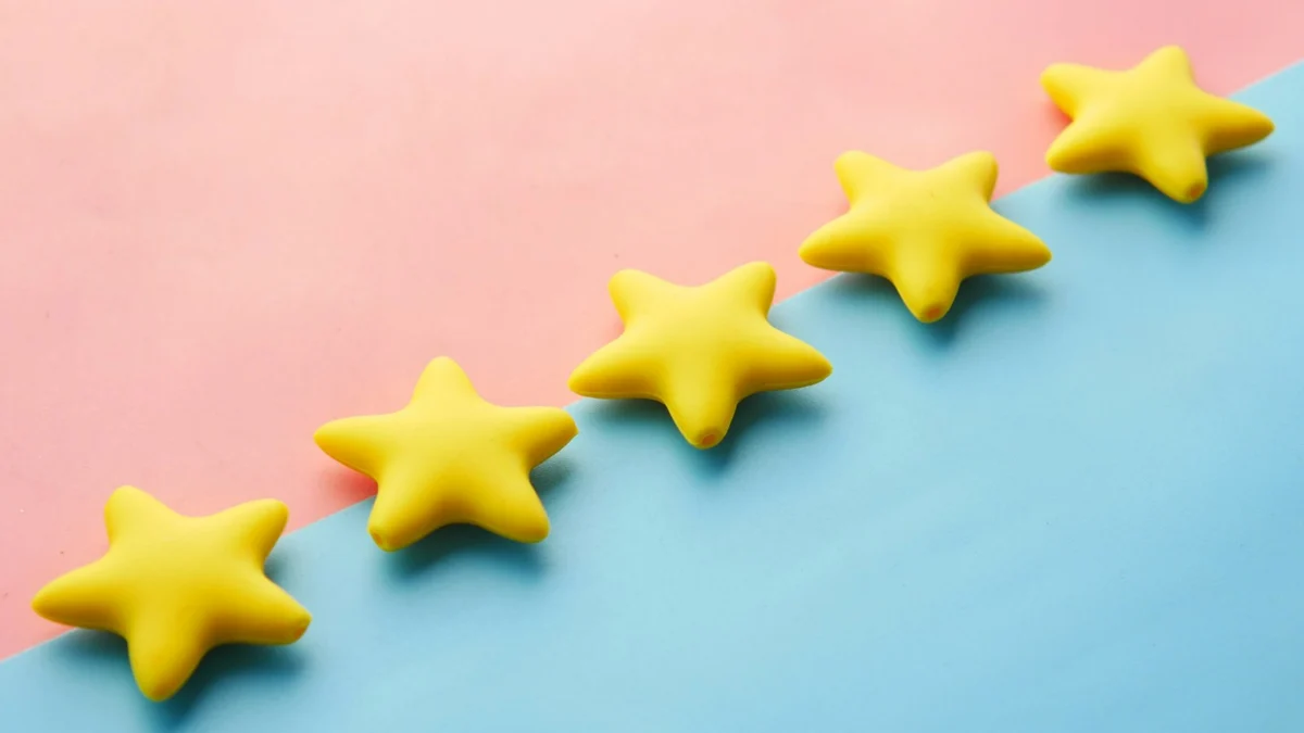 Fileira de estrelas amarelas sobre fundo colorido