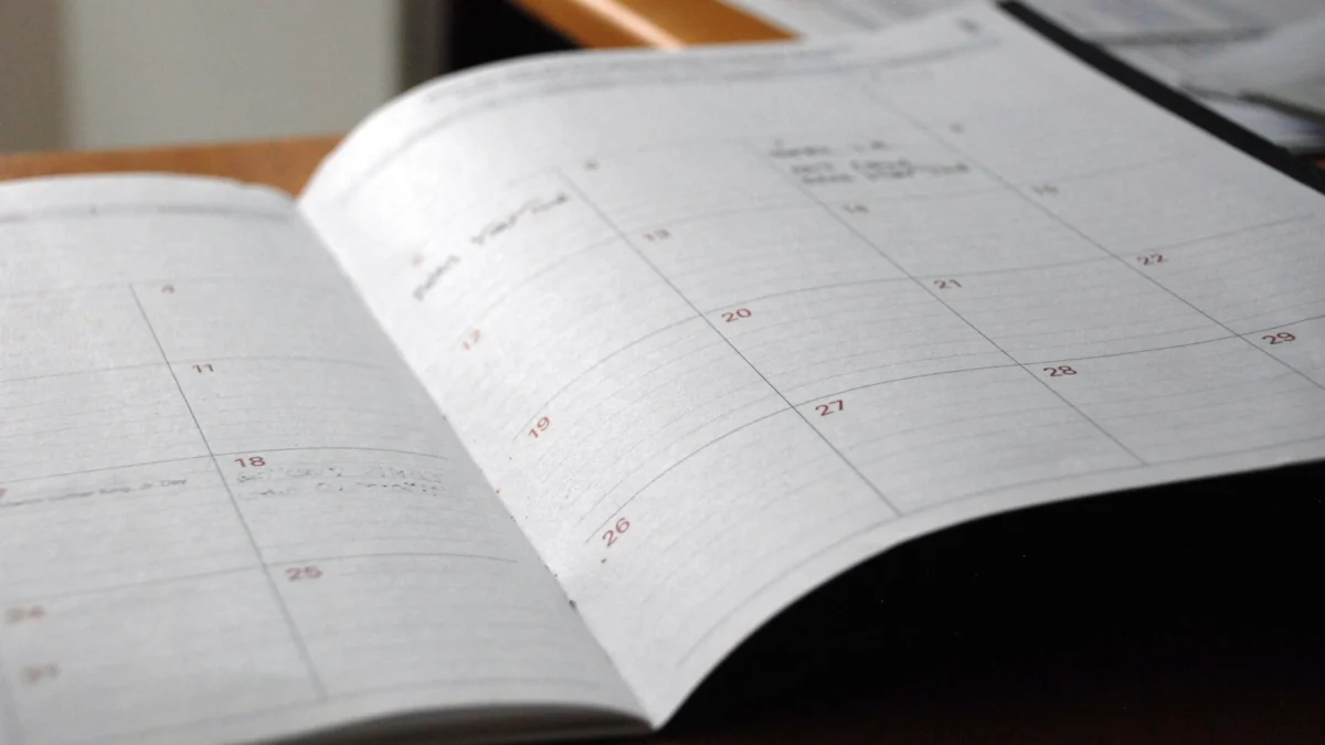 Agenda mensal aberta sobre uma mesa de madeira