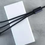 Power bank branco com três cabos de carregamento