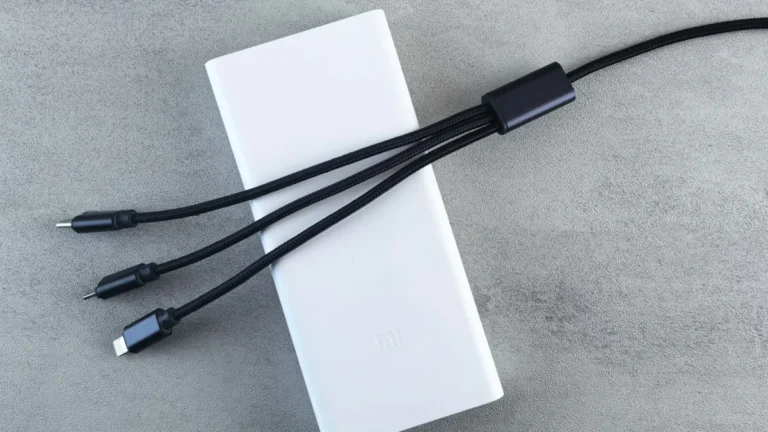 Power bank branco com três cabos de carregamento
