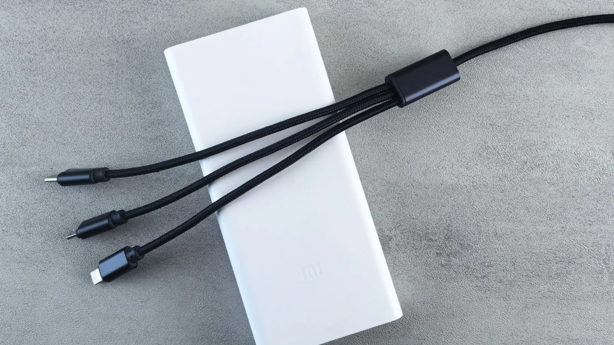 Power bank branco com três cabos de carregamento
