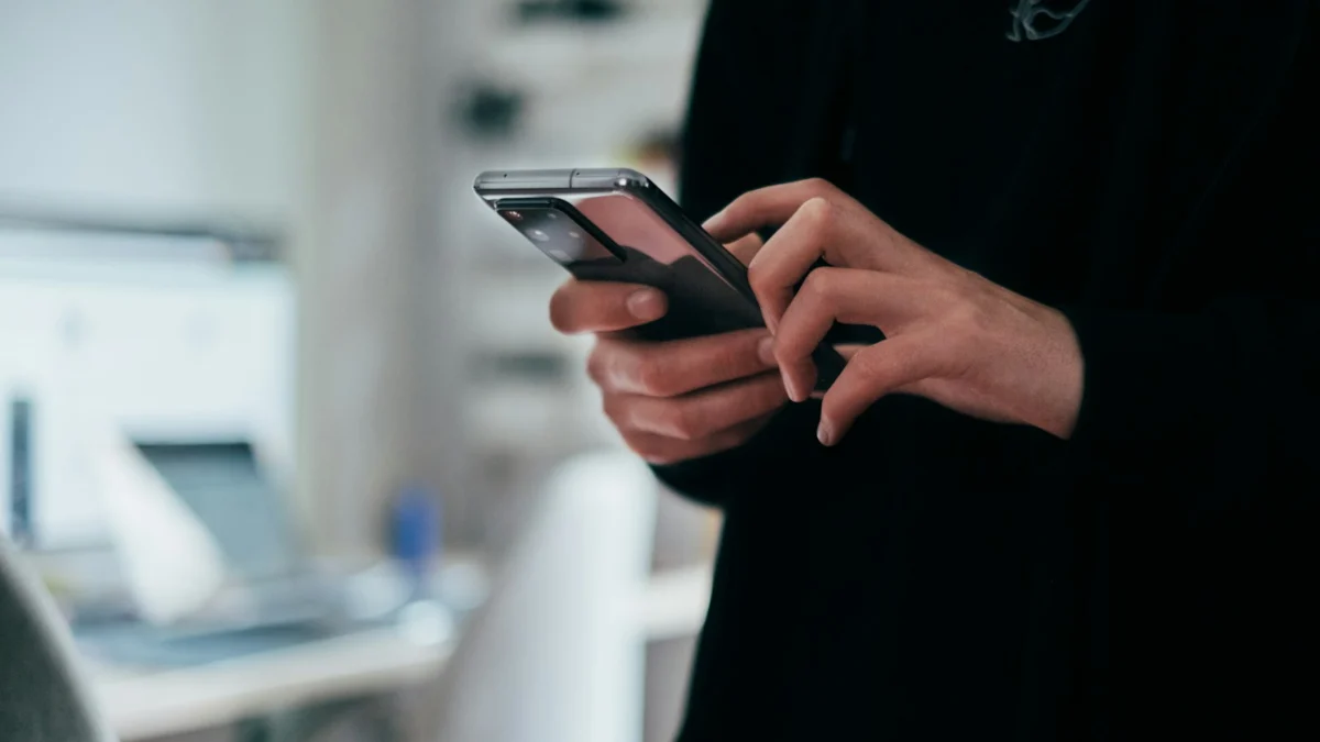 Pessoa segurando um smartphone Android