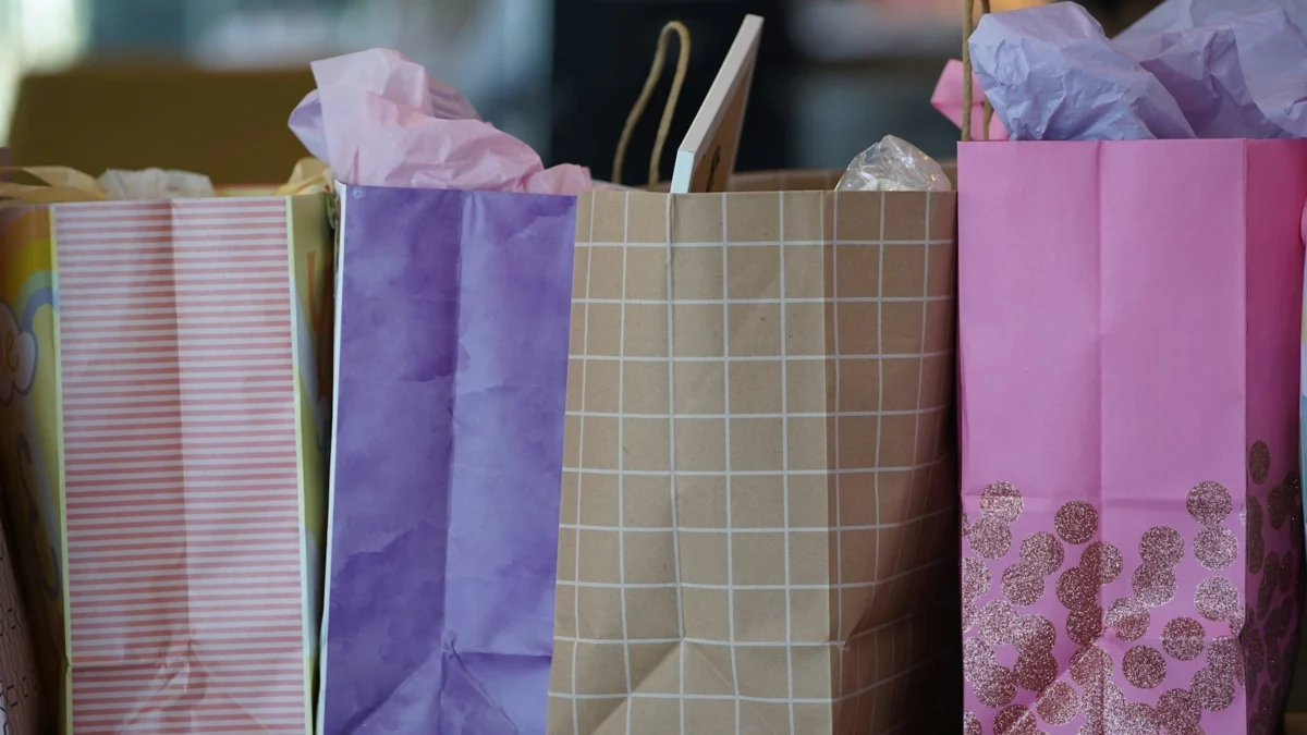 Sacolas de papel de compras nas cores roxa e branca
