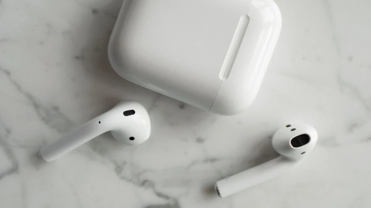 Fones de ouvido sem fio e estojo de carregamento sobre mármore