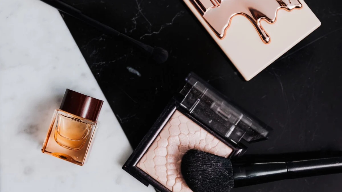Produtos de beleza organizados e fotografados de cima