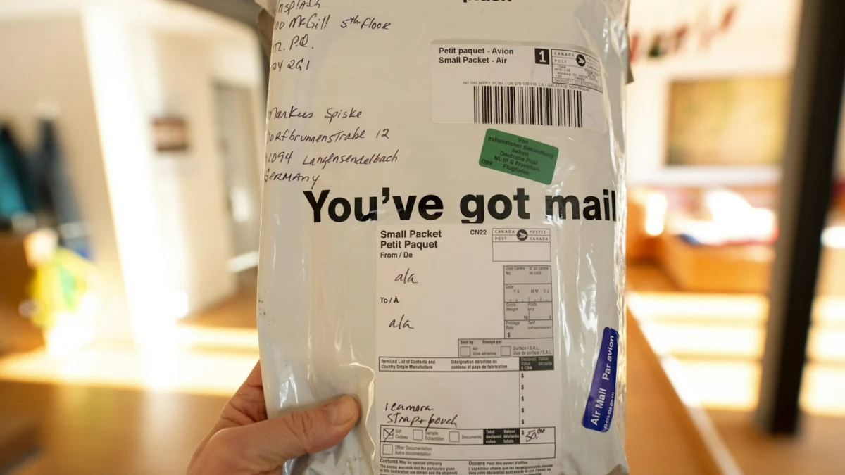 Pacote de encomenda com etiqueta de envio