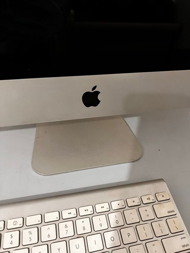 iMac 21,5″ (2010) completo com teclado e Magic Mouse, foto 2 de 3