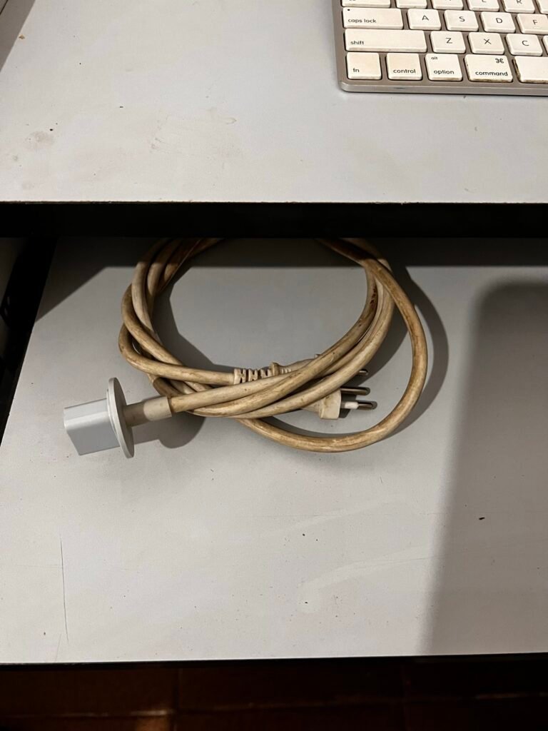 iMac 21,5″ (2010) completo com teclado e Magic Mouse, foto 3 de 3