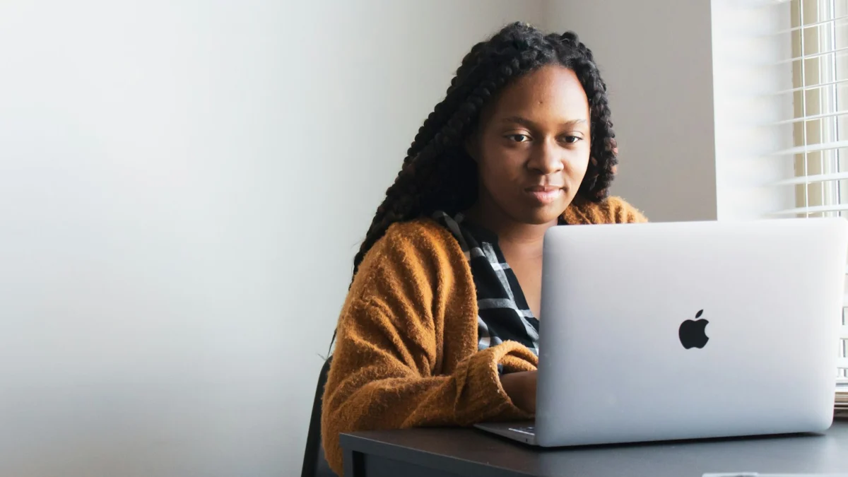Mulher usando notebook em uma mesa de trabalho