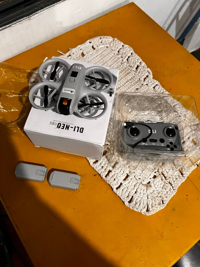 Mini drone DLI-NEO com câmera dupla, 2 baterias e caixa, foto 2 de 5