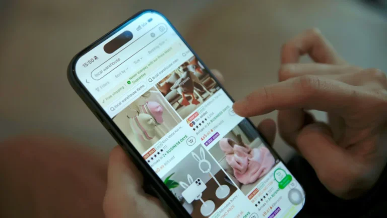 Pessoa rolando uma loja online no celular