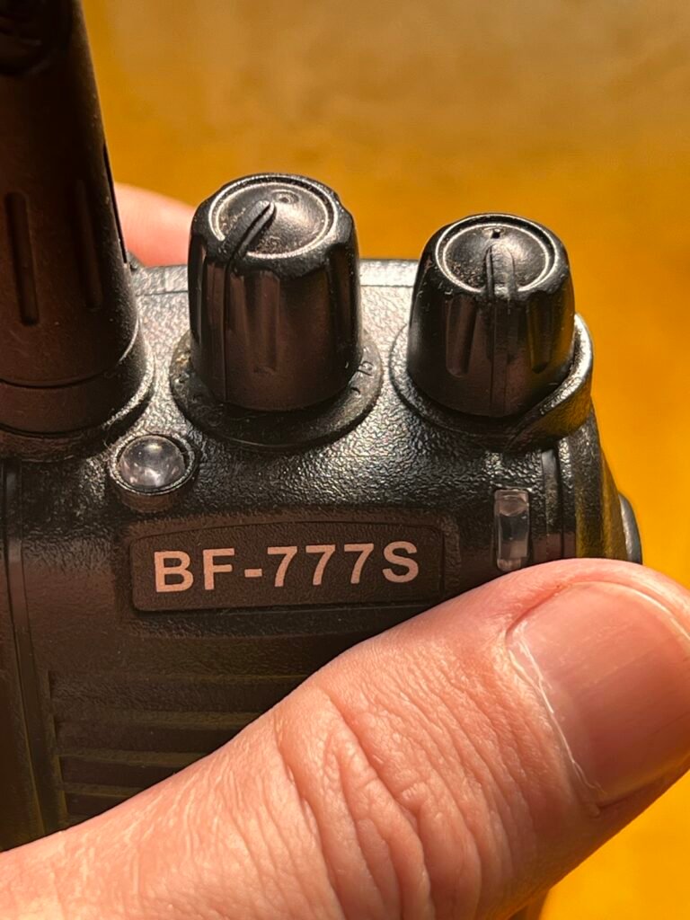 Par de rádios comunicadores Baofeng BF-777S com base carregadora, foto 3 de 7