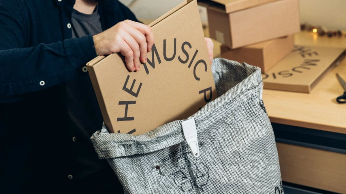 Homem segurando uma caixa de papelão pronta para envio
